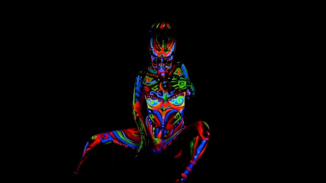 美丽的年轻性感的女孩在内衣跳舞与紫外线涂料在她的身体。霓虹色灯光下的女孩。视频下载