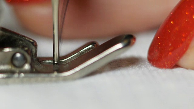 旧缝纫机显示过程的慢动作视频素材