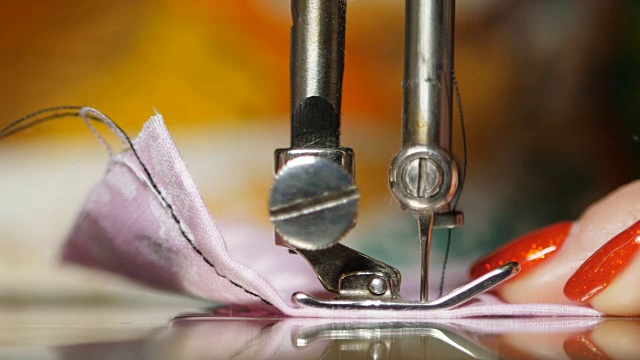 旧缝纫机显示过程的慢动作视频素材
