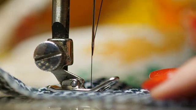 工作过程中的旧缝纫机视频素材