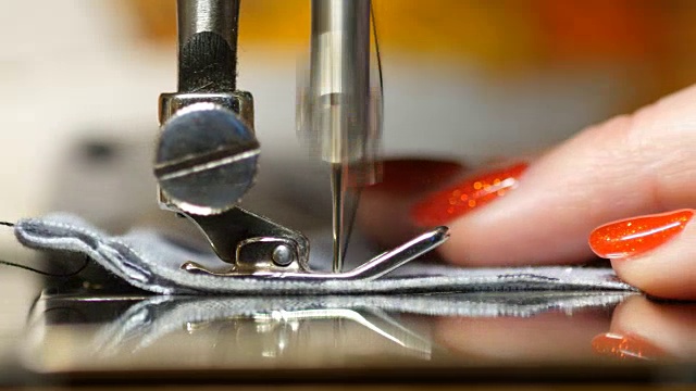 工作过程中的旧缝纫机视频素材