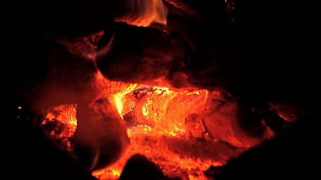 燃烧的火。篝火。炉边。木柴在燃烧。的夜晚。视频下载