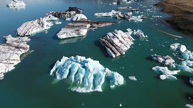 用4K无人机拍摄冰岛Jokulsarlon冰川泻湖视频下载