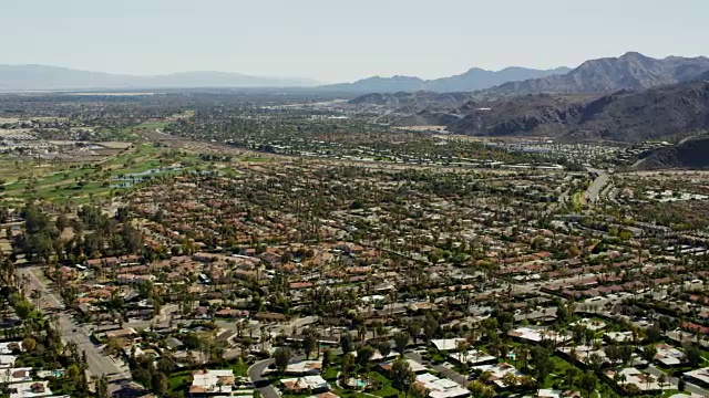鸟瞰图郊区住宅和高速公路棕榈泉视频素材