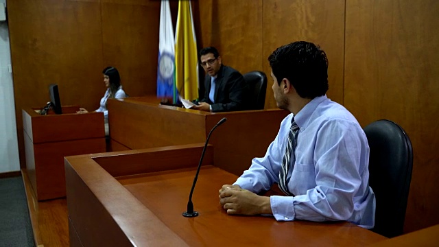 证人在法庭上回答律师和法官的问题视频素材