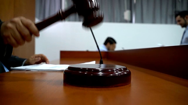 法官在法庭上向罪犯宣读判决视频下载
