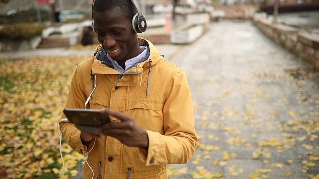 年轻的非洲男子使用电话视频素材