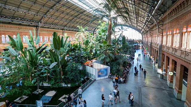 西班牙马德里Atocha火车站的行人视频素材
