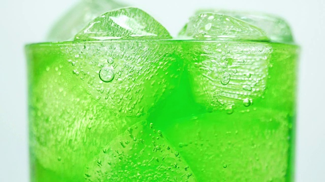 绿色软饮玻璃视频素材