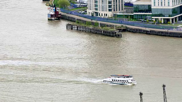 泰晤士河上的快艇，伦敦水上运输视频素材