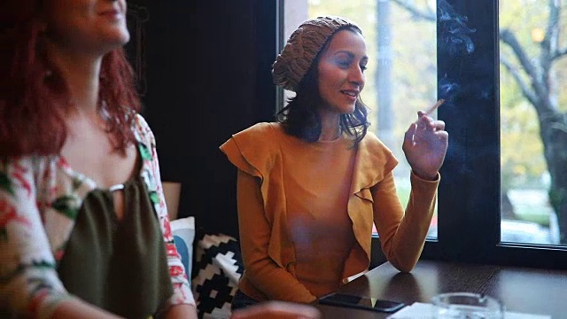 两个年轻女人在咖啡馆里抽烟玩乐视频下载