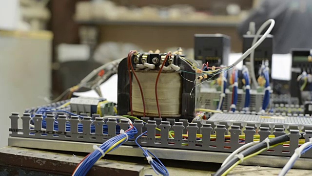 电气设备、控制系统是现代数控机床的一种视频下载