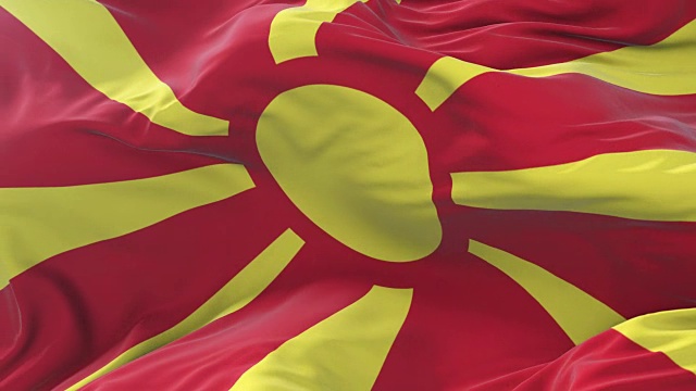马其顿共和国的国旗在蓝天中缓缓飘扬，回旋视频素材