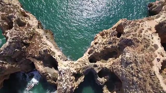 葡萄牙拉各斯Ponta da Piedade岩层鸟瞰图视频素材