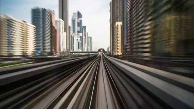 繁忙的铁路和现代建筑在市中心的现代城市时光流逝视频下载