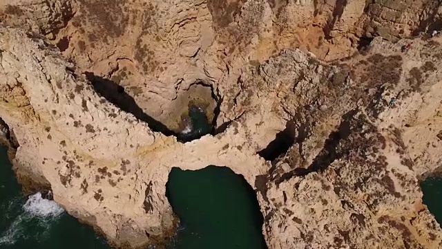 葡萄牙拉各斯Ponta da Piedade岩层鸟瞰图视频素材