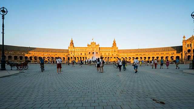 T/L游客步行在西班牙塞维利亚的西班牙广场视频素材