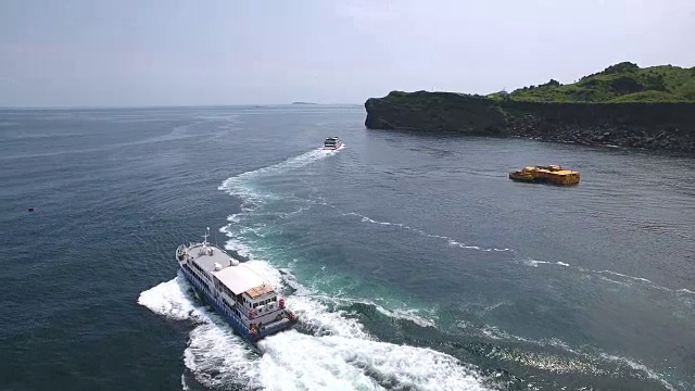 前往马拉多岛(著名旅游目的地)的客船鸟瞰图视频下载