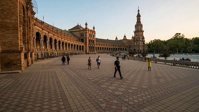 T/L游客步行在西班牙塞维利亚的西班牙广场视频素材