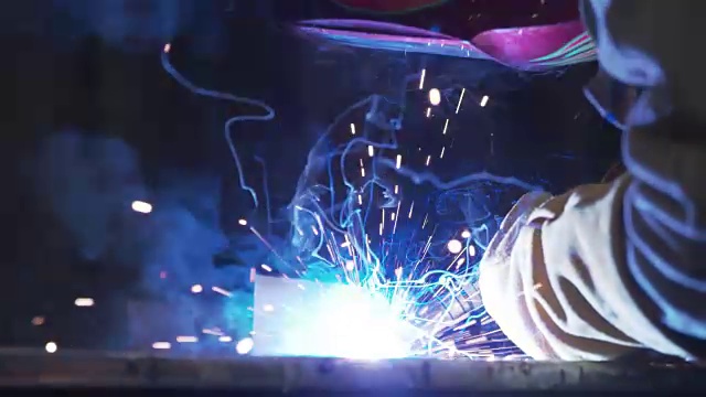 带防护面罩的焊工在工厂工作视频素材