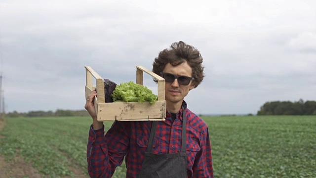 农夫拿着一盒有机蔬菜视频素材