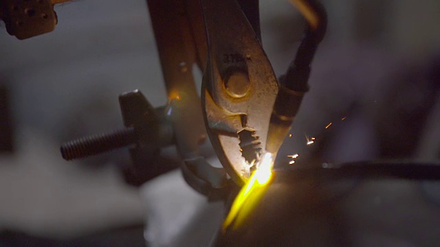 钢板焊接在一起时，焊缝处有黄光视频素材