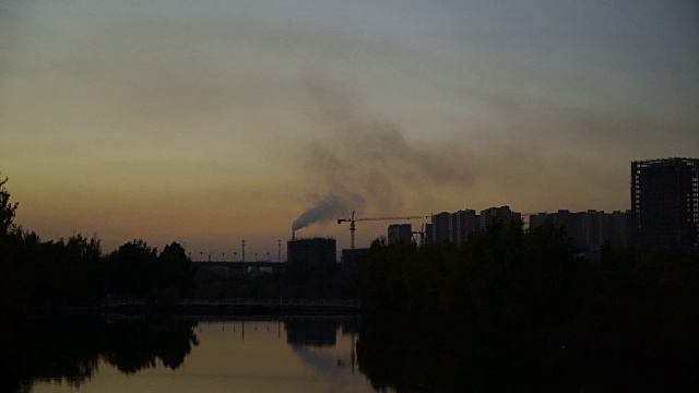 化工厂烟囱冒出的烟视频素材