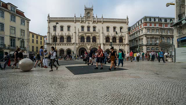 在葡萄牙里斯本市中心散步的人们视频素材