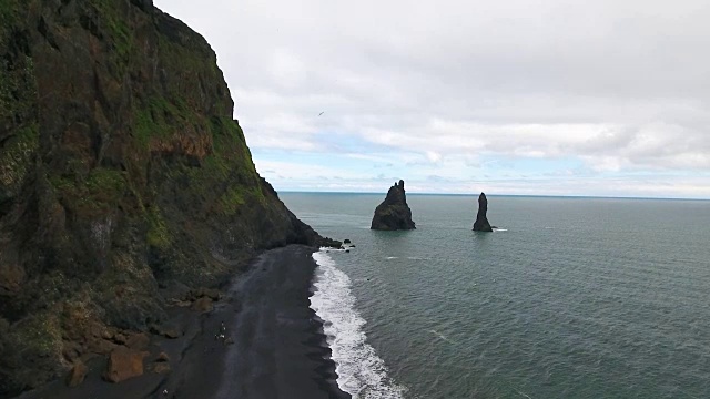 飞过冰岛维克米达尔镇附近著名的黑沙滩视频素材