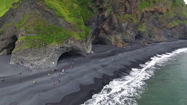 飞过冰岛维克米达尔镇附近著名的黑沙滩视频素材