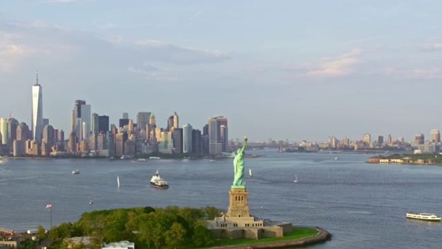 日落时分，自由岛上空中的自由女神像，背景是纽约视频下载