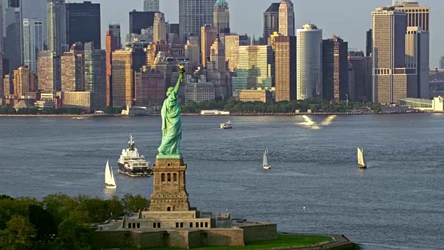 空中自由女神像和阳光下的曼哈顿下城视频下载