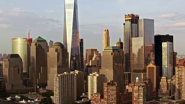 曼哈顿下城的空中自由塔反射着阳光视频下载
