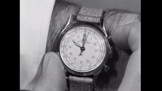 1952年，一名CU男子期待着将手表调到10点视频素材