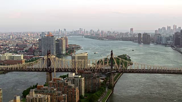 空中罗斯福岛和昆斯伯勒大桥俯瞰纽约市视频素材