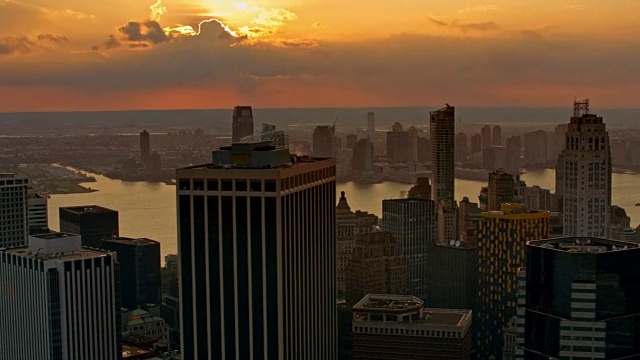 低空曼哈顿在夕阳下视频素材