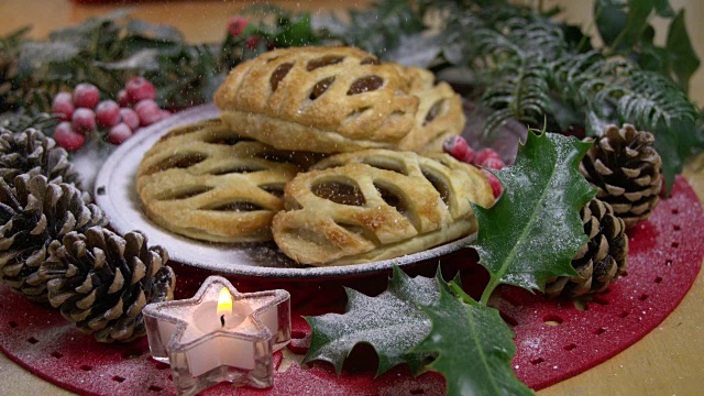 家里烤的圣诞肉馅饼放在一个漂亮的节日餐桌上视频素材