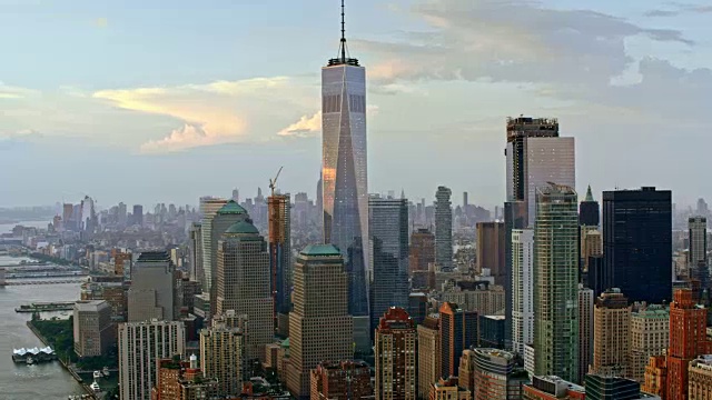 空中曼哈顿与自由塔反射的云视频下载