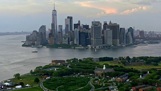 从加弗纳斯岛俯瞰曼哈顿下城视频素材