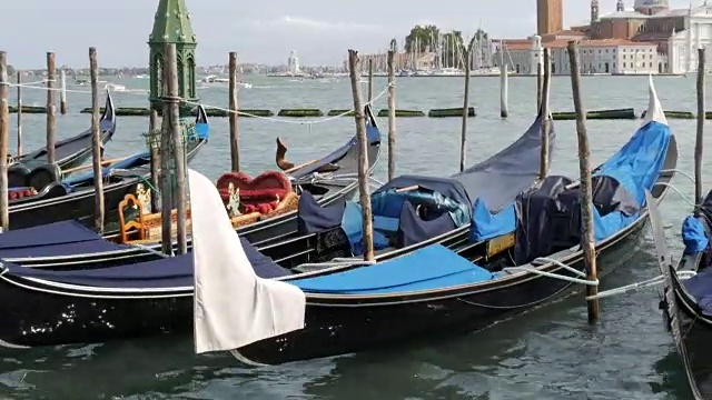 美丽的黑色贡多拉矗立在威尼斯大运河的波浪上视频素材
