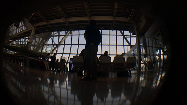 机场乘客的剪影视频素材
