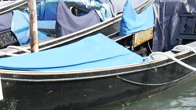 美丽的黑色贡多拉矗立在威尼斯大运河的波浪上视频素材