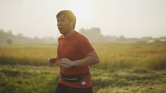 两个前后亚洲人在早上跑步的镜头视频素材