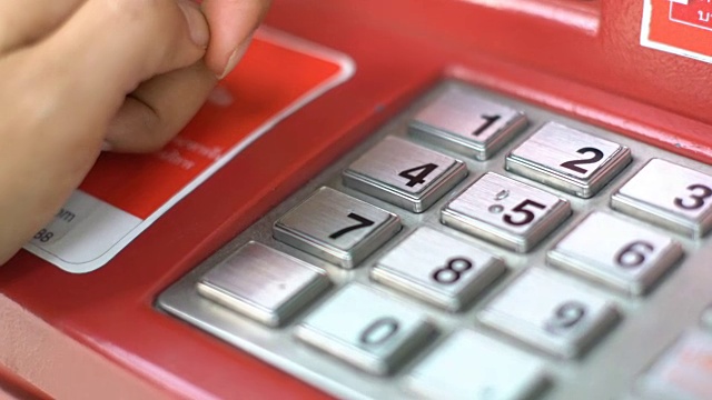 女性用手在ATM机上输入PIN码视频下载