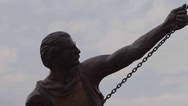 Matthew Placzek的铜像名为“劳动”，他是一个留着胡子、手臂强壮的工人，手里举着一条以天空为背景的链子。视频下载