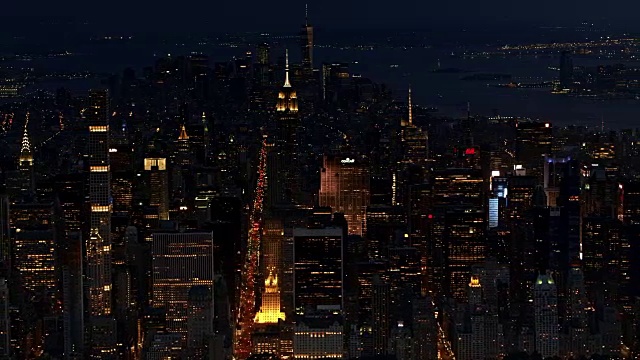 空中俯瞰曼哈顿的夜晚视频素材