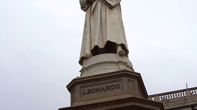 达芬奇在米兰的雕像视频下载