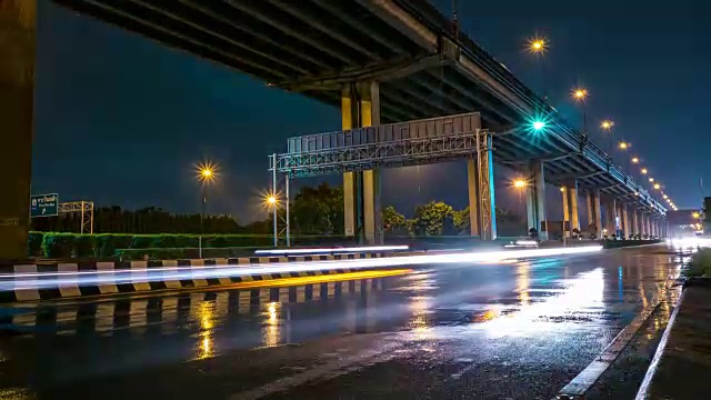 泰国曼谷，下雨时高速公路上的夜间交通。时间流逝的视频视频素材