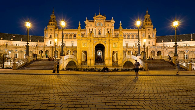 黄昏时分，游客在西班牙塞维利亚的西班牙广场散步视频素材