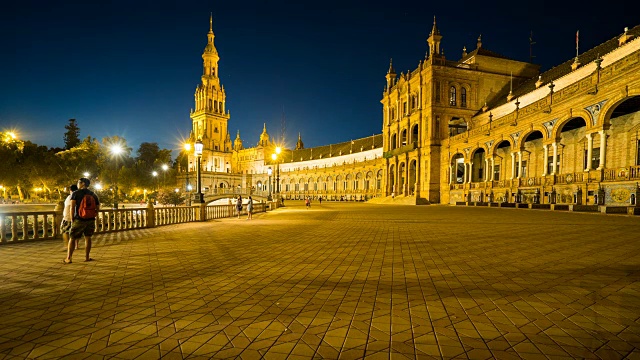 黄昏时分，游客在西班牙塞维利亚的西班牙广场散步视频素材